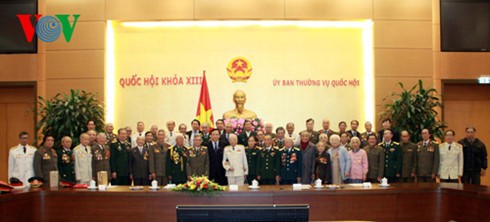 Les anciens combattants du régiment de Hanoï reçus par Huynh Ngoc Son - ảnh 1