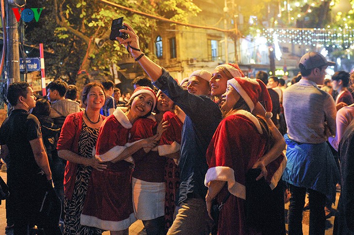 La fête de Noël célébrée au Vietnam  - ảnh 4