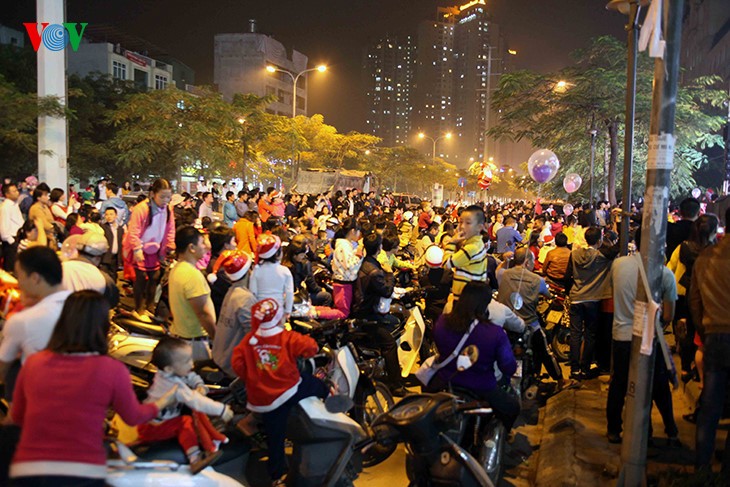 La fête de Noël célébrée au Vietnam  - ảnh 1