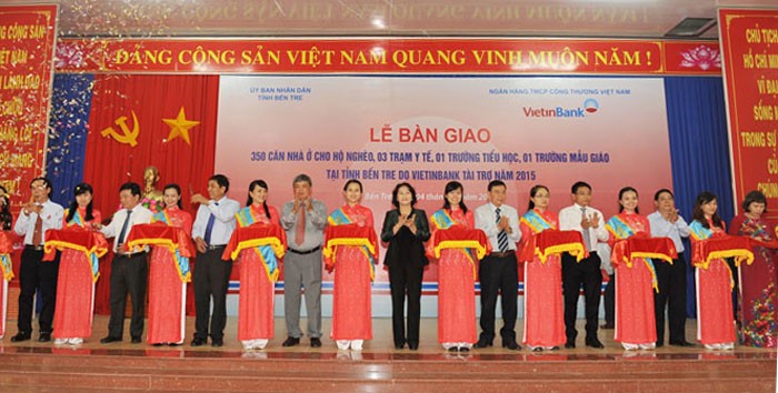 Ben Tre: Nguyen Thi Kim Ngan à la remise de 350 maisons du cœur aux familles pauvres - ảnh 1