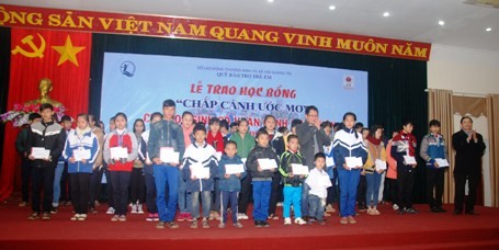 Remise des bourses « Donner les ailes aux rêves » - ảnh 1