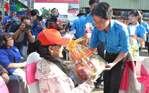 Ho Chi Minh-Ville organise le Tet pour les ouvriers - ảnh 1