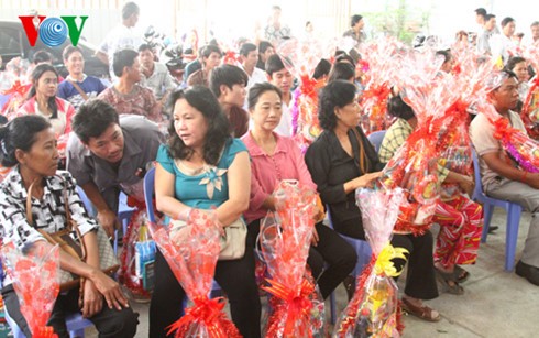 Tet:  cadeaux du Têt offerts aux Vietkieu au Cambodge - ảnh 1