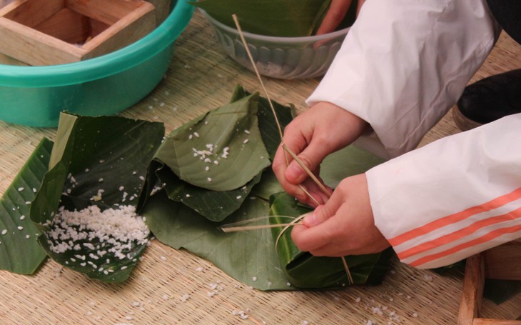 Des « bánh chưng » pour les enfants des régions reculées - ảnh 2