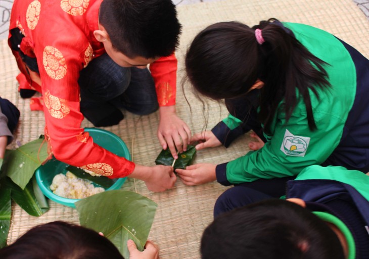 Des « bánh chưng » pour les enfants des régions reculées - ảnh 4