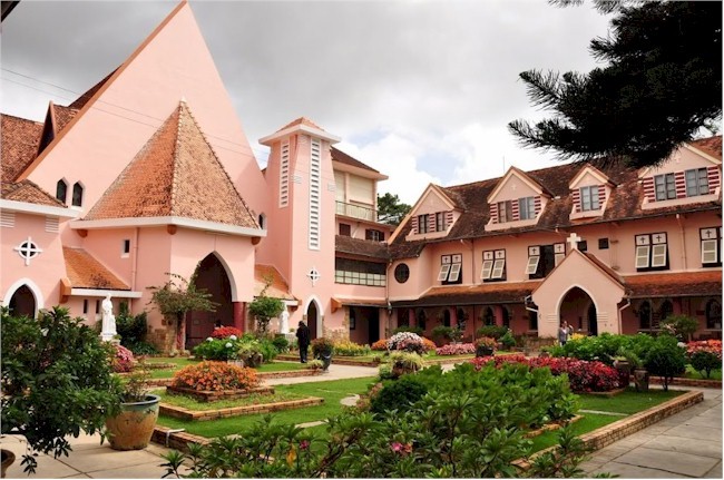 Deux magnifiques cathédrales à Dalat - ảnh 4