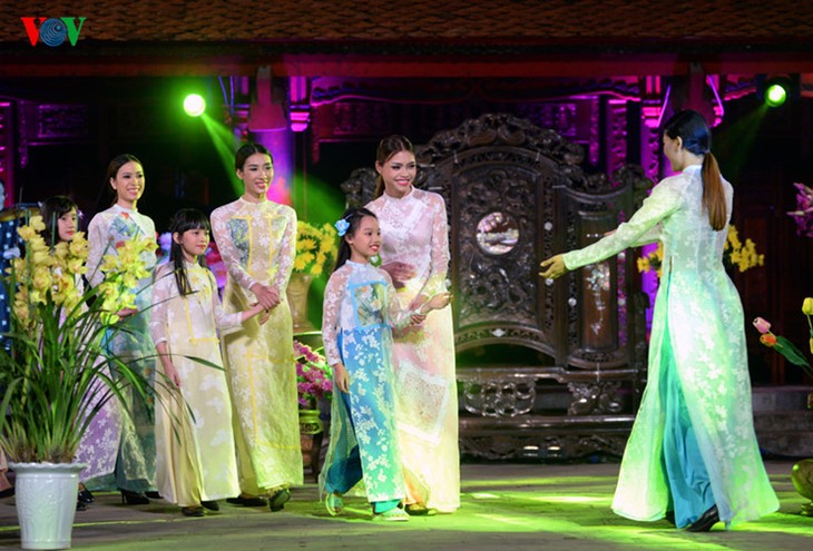 Soirée des ao dai au Temple de la Littérature - ảnh 15