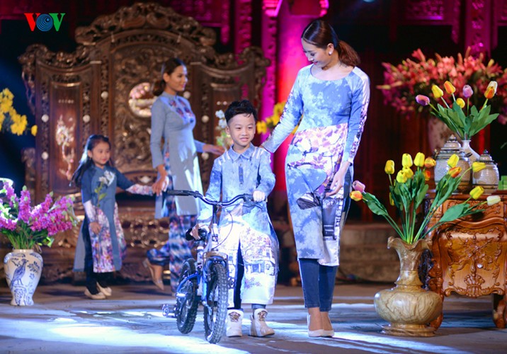 Soirée des ao dai au Temple de la Littérature - ảnh 18