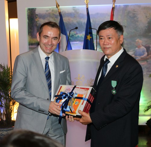 La France décore l’ancien directeur de la Bibliothèque nationale vietnamienne - ảnh 1