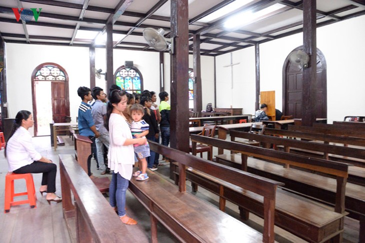 La cathédrale centenaire en bois de Kon Tum  - ảnh 14