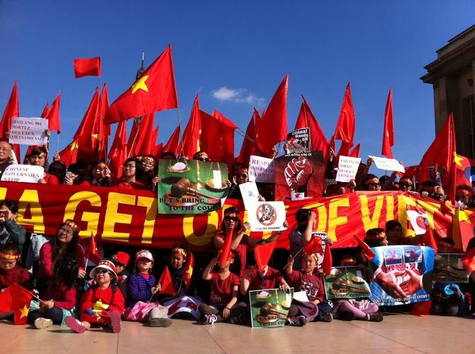 Busan: les Vietnamiens manifestent contre la Chine - ảnh 1