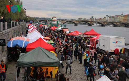 Le Vietnam participe à la plus grande fête de la gastronomie de la rue en république Tchèque - ảnh 1