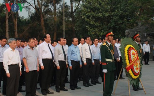 Nguyên Xuân Phuc rend hommage aux morts pour la patrie à Quang Tri - ảnh 1