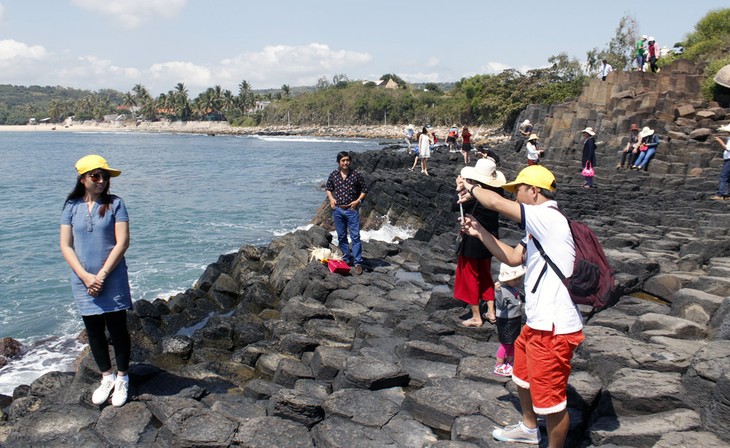 30 avril-1er mai : Les sites touristiques battent leur plein - ảnh 1