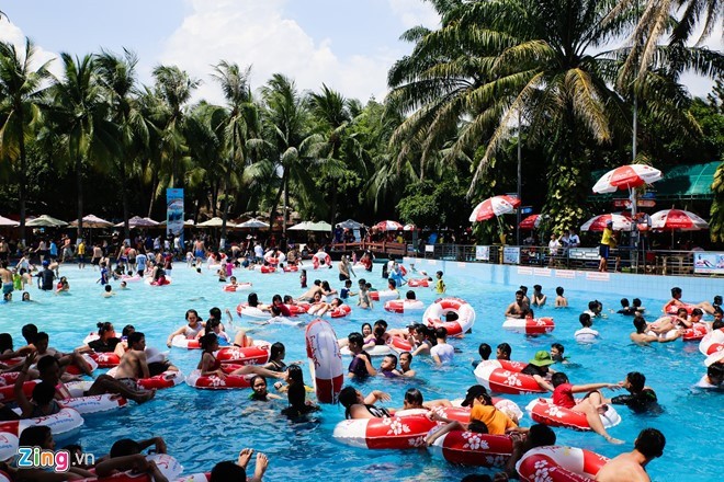 Canicule: les habitants de Ho Chi Minh-ville prennent d'assaut les parcs aquatiques - ảnh 1