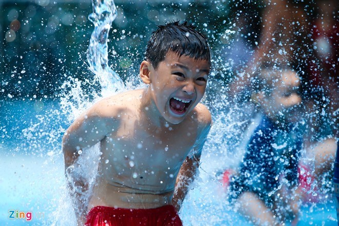 Canicule: les habitants de Ho Chi Minh-ville prennent d'assaut les parcs aquatiques - ảnh 7