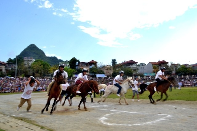 Afflux de touristes à la course hippique de Bac Hà, Lao Cai - ảnh 1