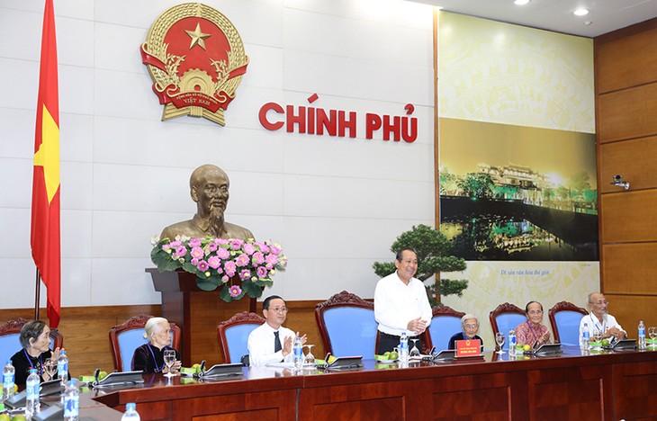 Truong Hoa Binh rencontre des personnes méritantes de Tien Giang - ảnh 1