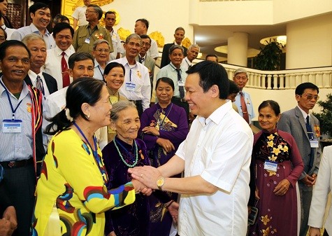 Vuong Dinh Hue rencontre des personnes méritantes de Quang Ngai - ảnh 1