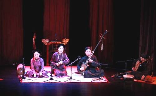 Exposition d’instruments de musique traditionnels du Vietnam à Hanoï  - ảnh 1