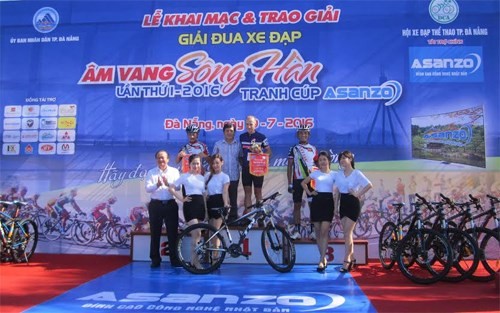 300 sportifs à la course de vélo «Echo de la rivière Hàn» à Dà Nang - ảnh 1