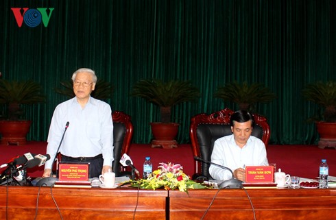 Nguyen Phu Trong travaille avec les autorités de la province de Dien Bien - ảnh 1