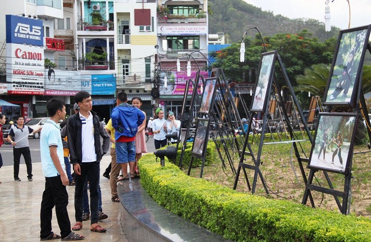 Exposition de photos sur les arts martiaux traditionnels du Vietnam et du monde - ảnh 1