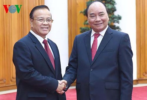 Nguyen Xuan Phuc reçoit le ministre laotien des Finances - ảnh 1