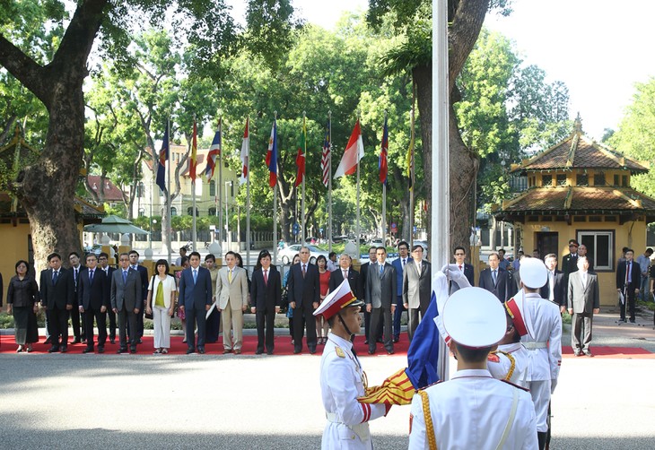 Cérémonie de hissement du drapeau aséanien à Hanoi  - ảnh 1