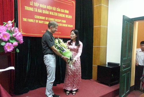 Remise d’objets de l’ancien combattant américain à la prison centrale de Hoa Lo - ảnh 1