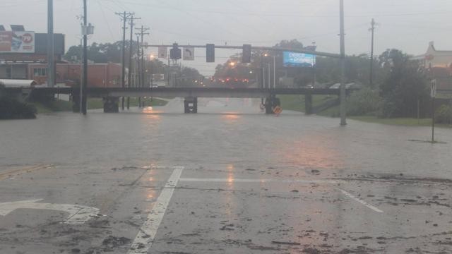 Etats-Unis: des milliers d'évacuations en Louisiane et en Californie - ảnh 1