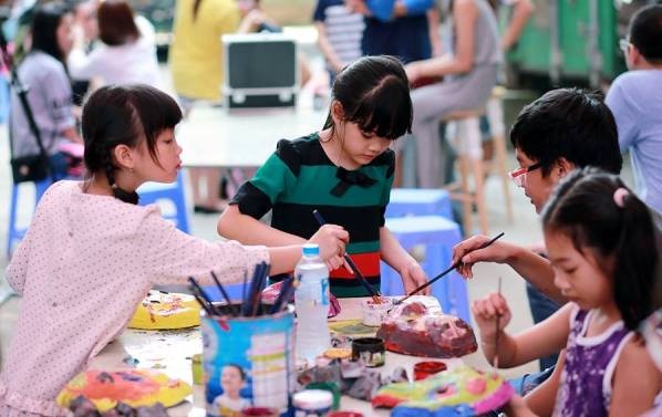 Fête de la mi-automne : les enfants confectionnent les masques  - ảnh 1