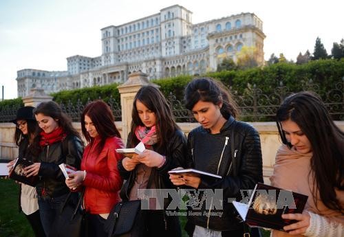 Célébration de la 50ème Journée internationale de l’alphabétisation - ảnh 1