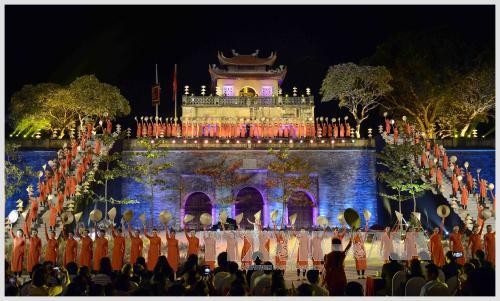 Ouverture du festival des Ao dài-tunique traditionnelle - ảnh 1