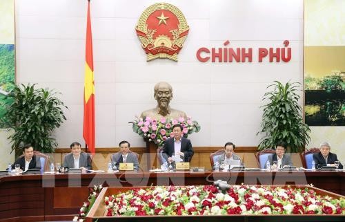 Vuong Dinh Hue travaille avec le comité de pilotage chargé du contrôle des prix  - ảnh 1