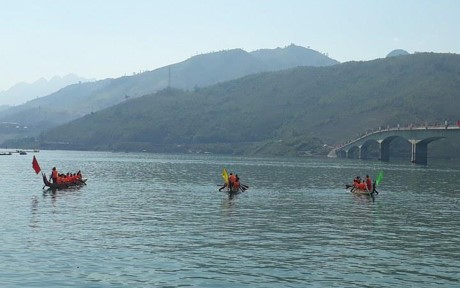 Course de pirogues traditionnelles à Son La - ảnh 1