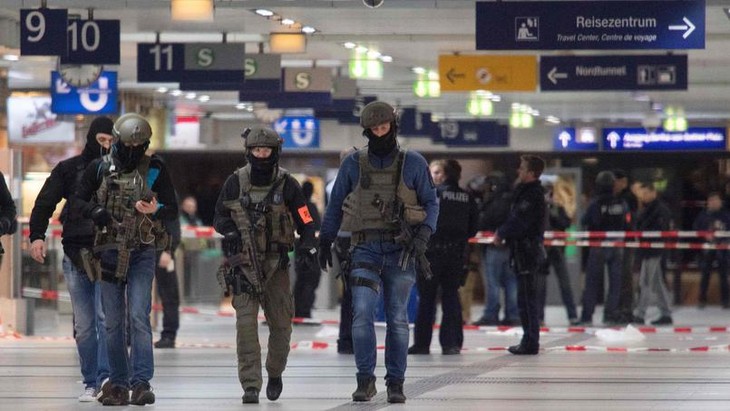 Allemagne : une attaque à la hache fait plusieurs blessés à la gare de Düsseldorf - ảnh 1