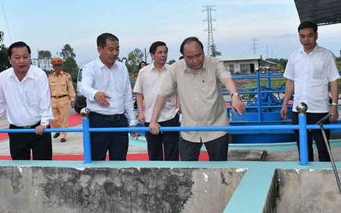 Nguyen Xuan Phuc visite un modèle d’astaciculture à Soc Trang - ảnh 1