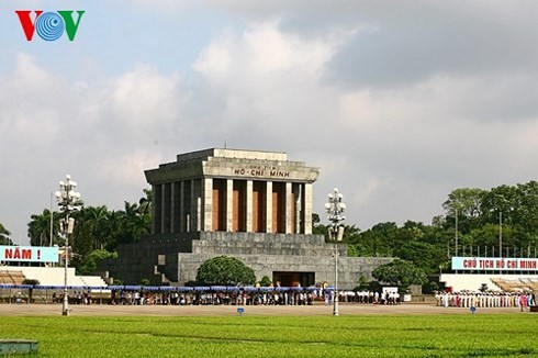 Place de la Révolution d’Août et Place Ba Dinh - ảnh 2