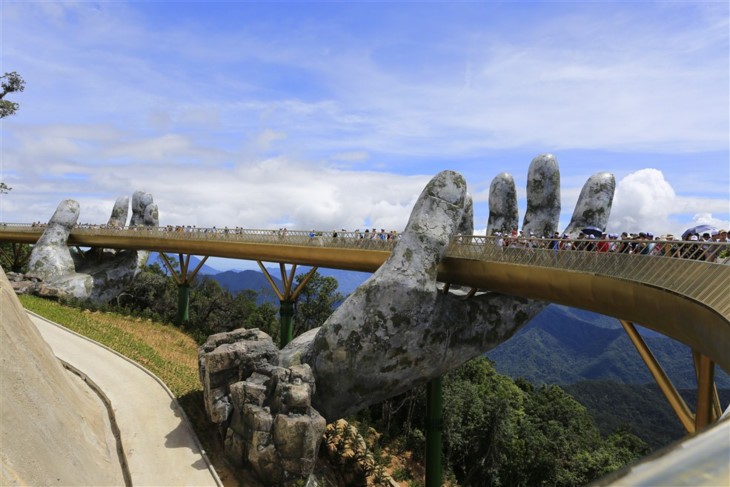 Le Pont doré, l’une des destinations attrayantes à Danang - ảnh 1