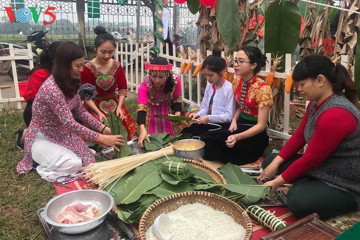 Les étrangers apprennent à faire le banh chung - ảnh 1