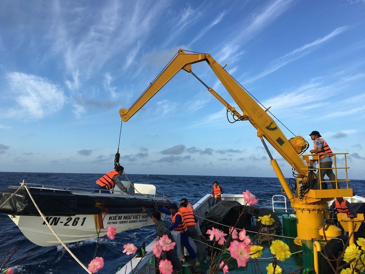 Partager le Têt avec ceux qui sont en garnison en mer - ảnh 12