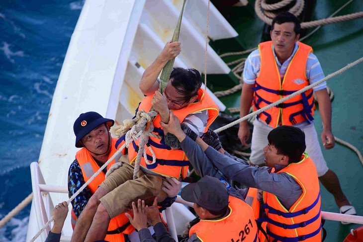 Partager le Têt avec ceux qui sont en garnison en mer - ảnh 13