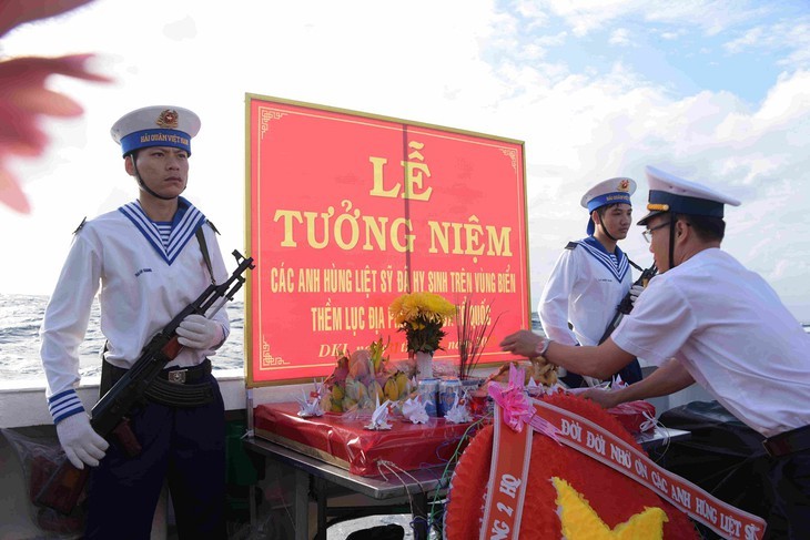 Partager le Têt avec ceux qui sont en garnison en mer - ảnh 4