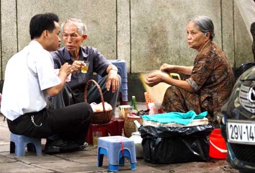 Le petit commerce au Vietnam - ảnh 1