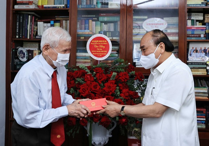 Nguyên Xuân Phuc rend hommage à des journalistes chevronnés - ảnh 1