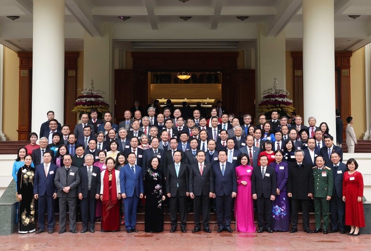 Vo Van Thuong rencontre des intellectuels, scientifiques et artistes distingués - ảnh 1