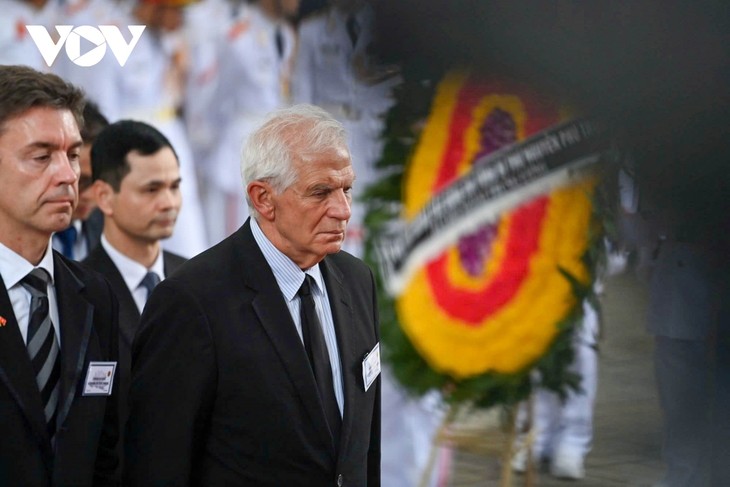 Visites de condoléances à la mémoire du secrétaire général Nguyên Phu Trong - ảnh 14