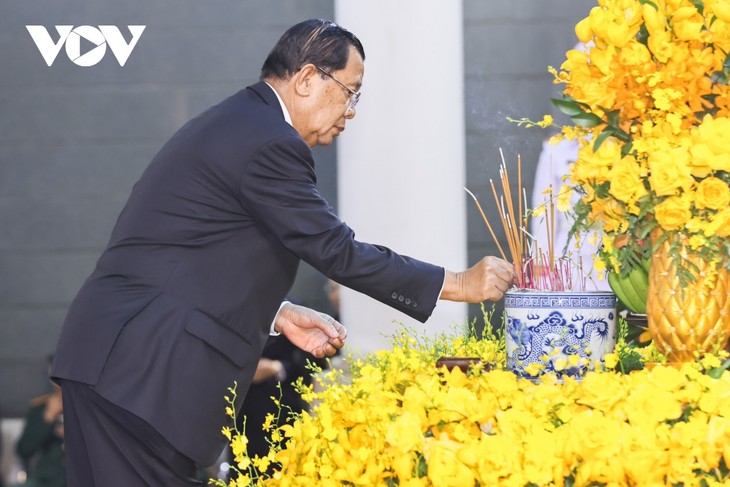 Visites de condoléances à la mémoire du secrétaire général Nguyên Phu Trong - ảnh 10