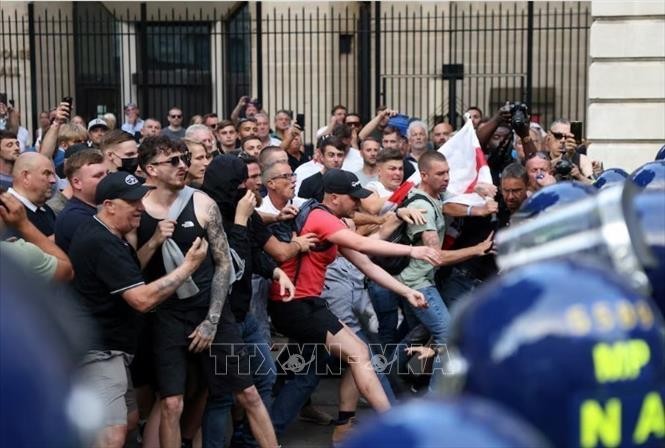 Cinquième journée de manifestations violentes au Royaume-Uni  - ảnh 1